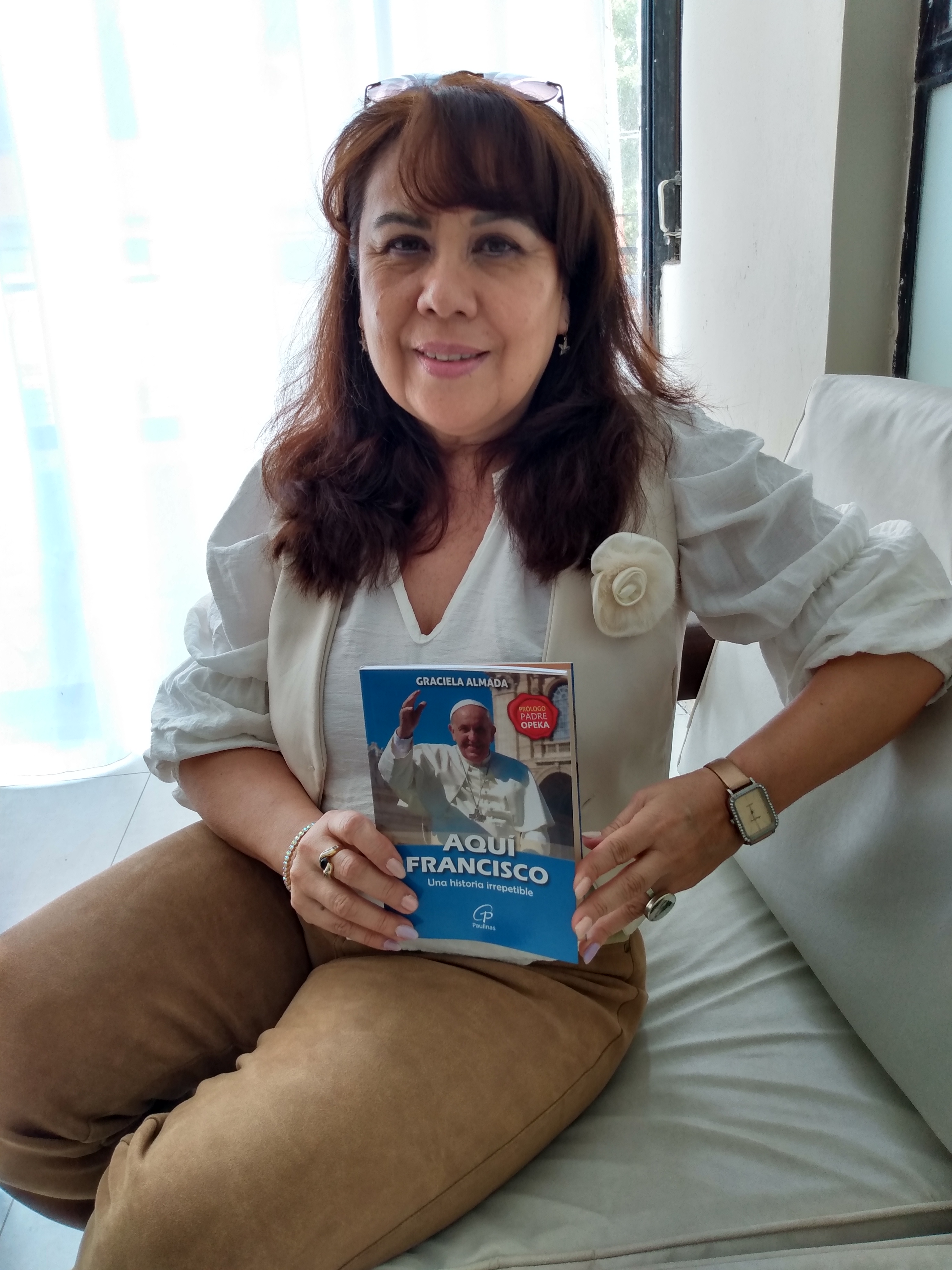 Graciela Almada presentó “Aquí Francisco, una historia irrepetible”