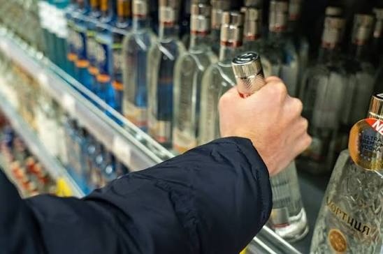 Detienen a una mujer por el hurto de botellas de licor en un almac&eacute;n de Madariaga