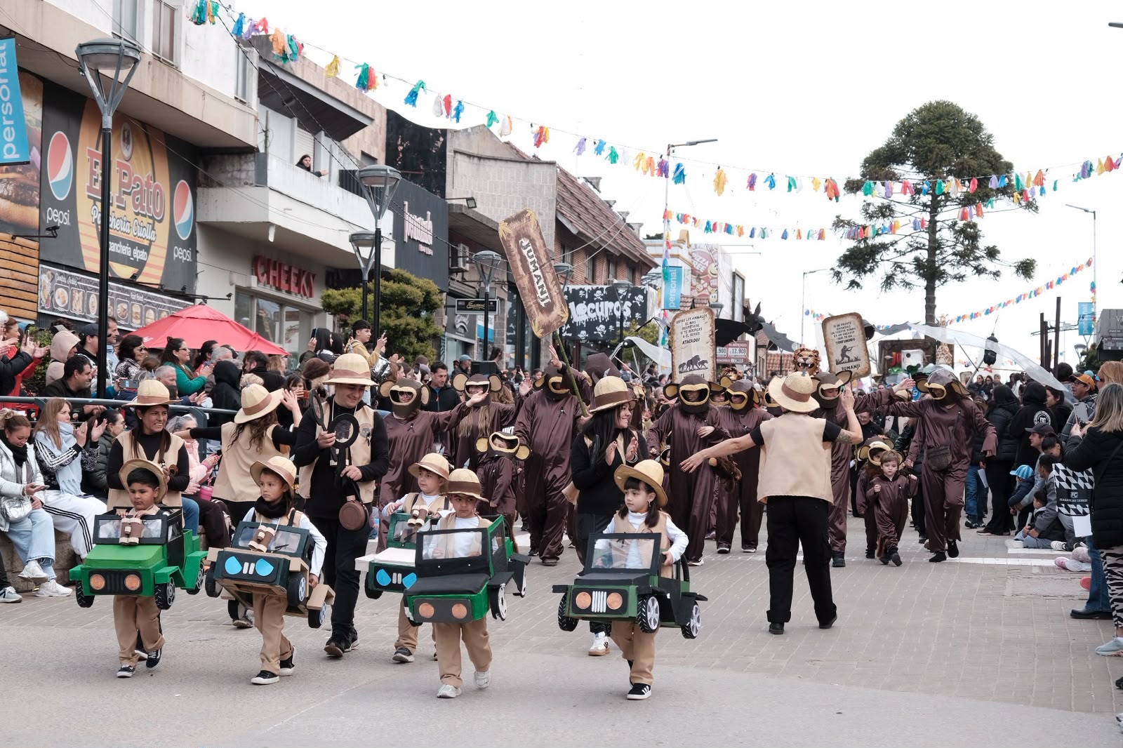 Villa Gesell deslumbró con un multitudinario desfile de carrozas