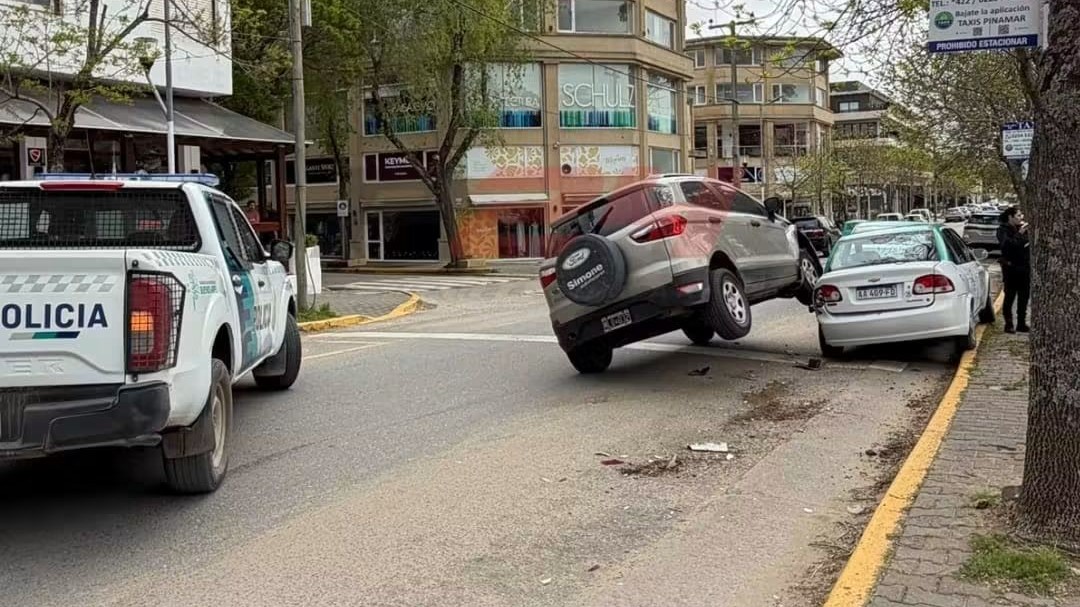 Hombre choca contra taxi tras descompensarse camino al hospital