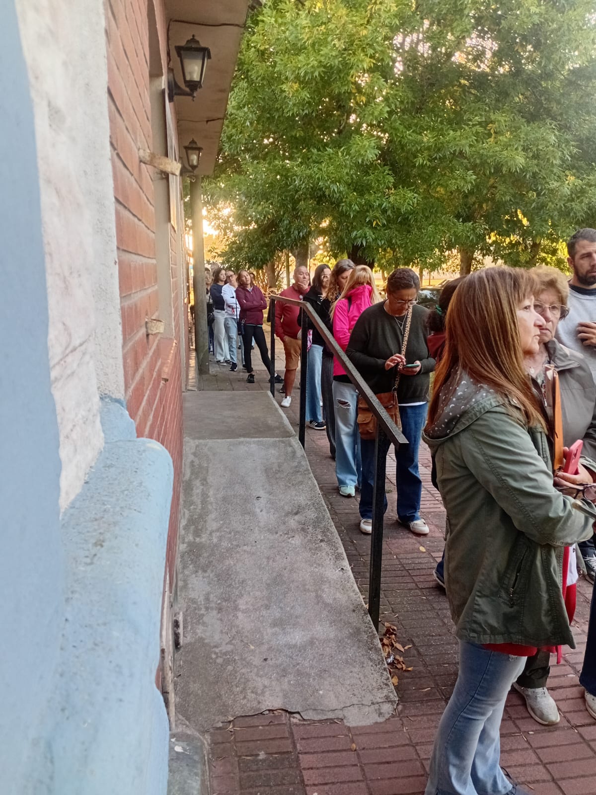 Masiva convocatoria en Bellas Artes: se agotaron los cupos de cer&aacute;mica y una vecina acamp&oacute; desde la noche anterior