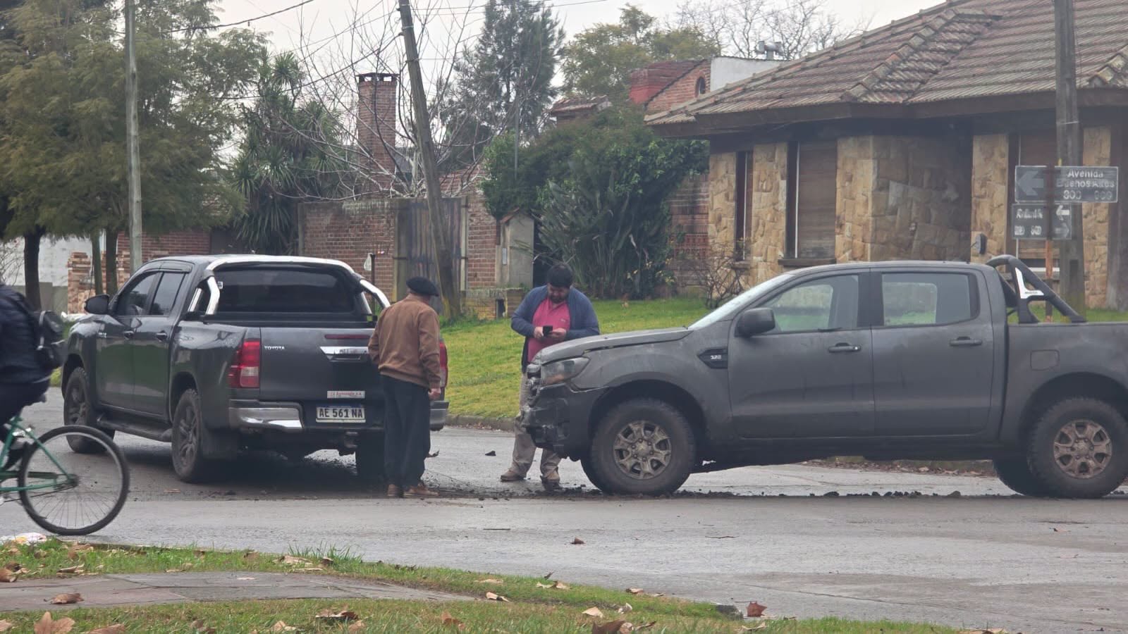Susto vial: dos camionetas chocaron en pleno centro esta mañana