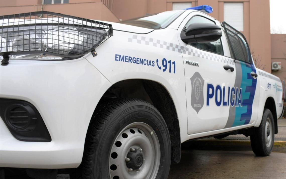 Le abrieron el auto estacionado en su propia cochera y le robaron una campera, parlantes y dinero