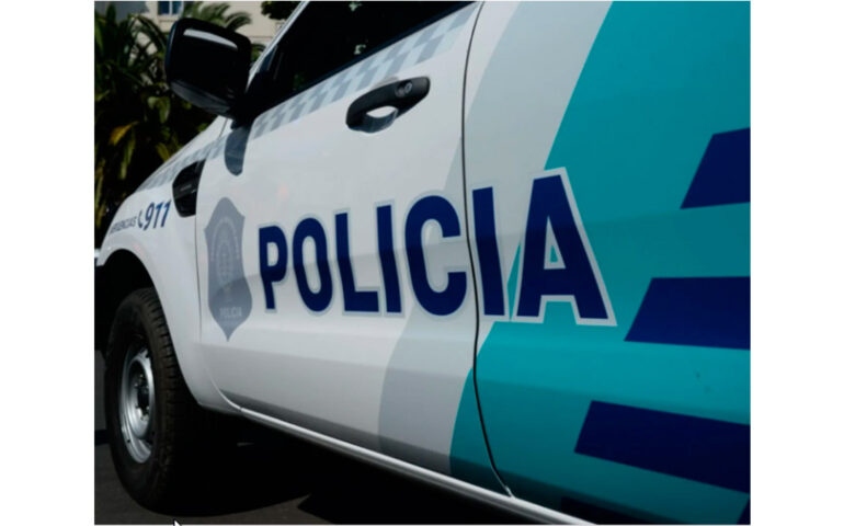 Noche de boliche termin&oacute; en dolor de cabeza: le rompieron el auto y le robaron un casco de $470 mil