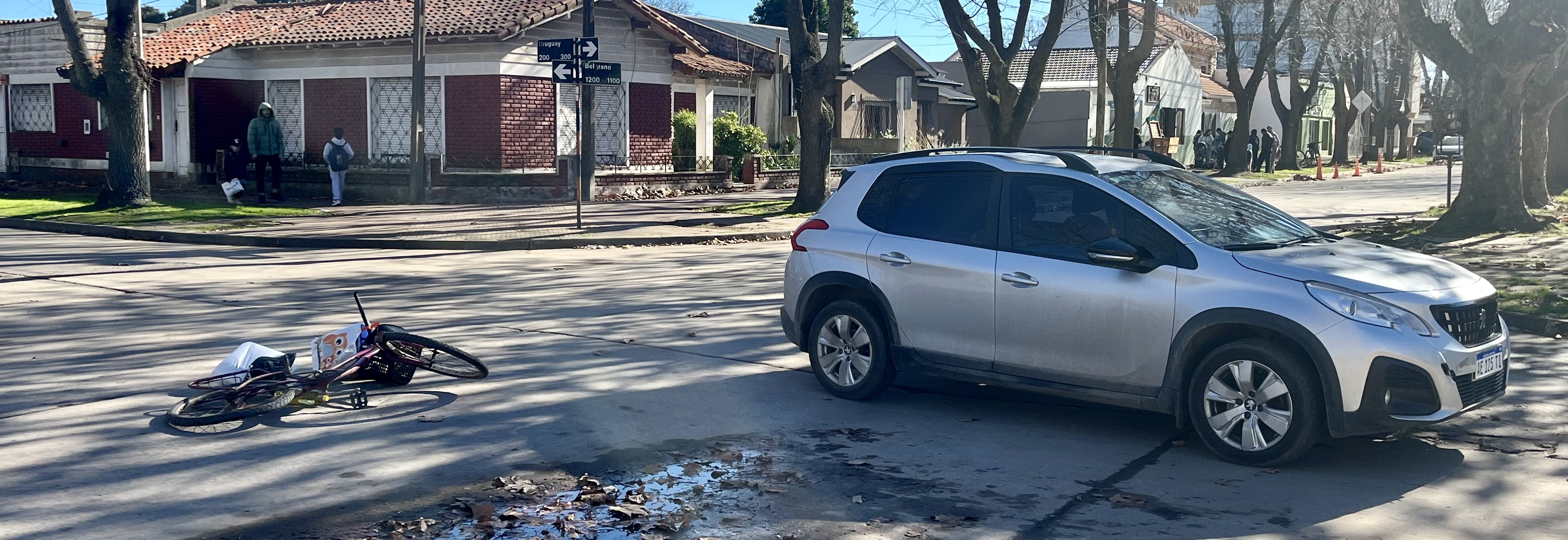 Choque entre auto y bicicleta en esquina c&eacute;ntrica