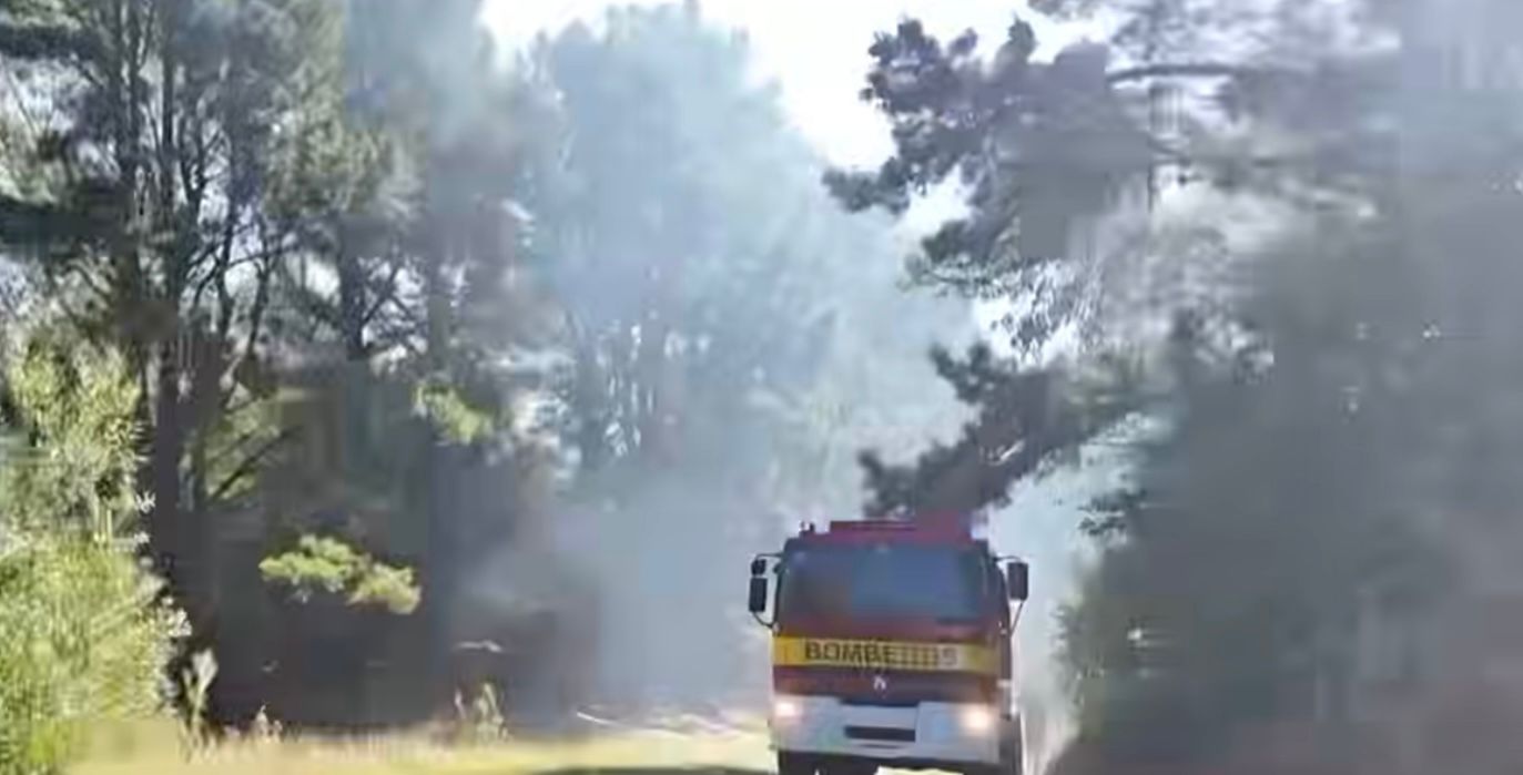 Bomberos combatieron un grave incendio forestal en cercan&iacute;as al barrio Las Praderas