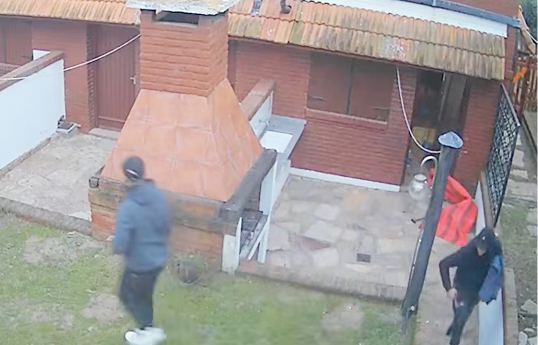 Fueron filmados robando un departamento