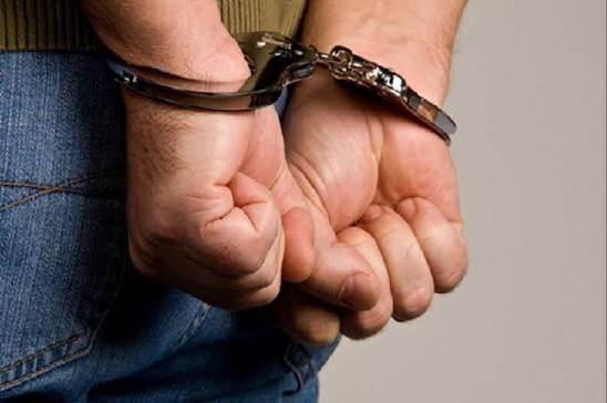 Hombre amenazó a su pareja con un cuchillo y terminó detenido