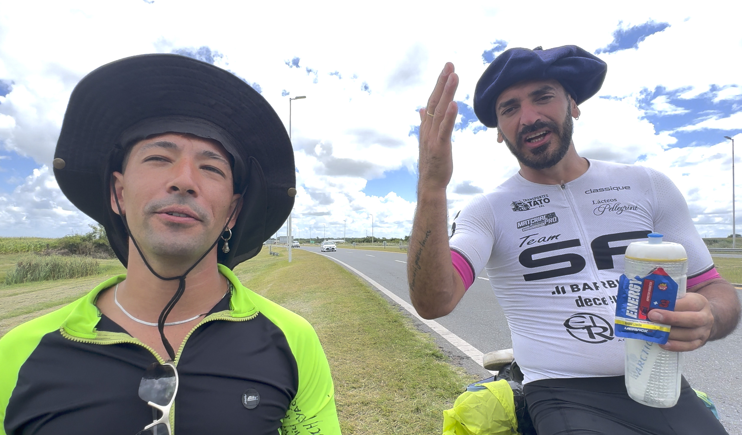 Dos m&uacute;sicos en bicicleta hicieron escala en Madariaga rumbo a la costa