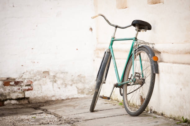 Le robaron el manubrio de la bicicleta mientras estaba en la escuela