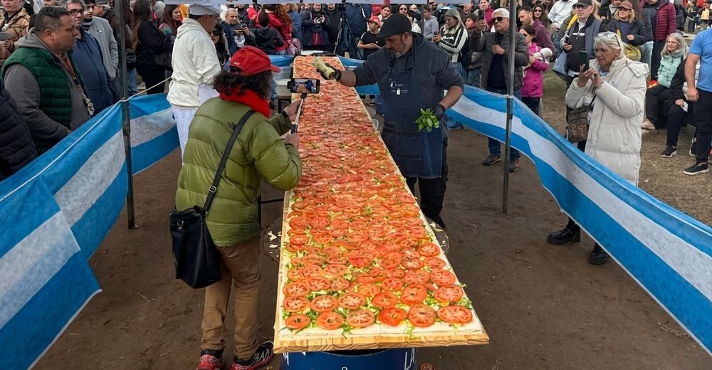 Villa Gesell hizo el sandwich de miga m&aacute;s grande del mundo: &iexcl;6 metros de largo!