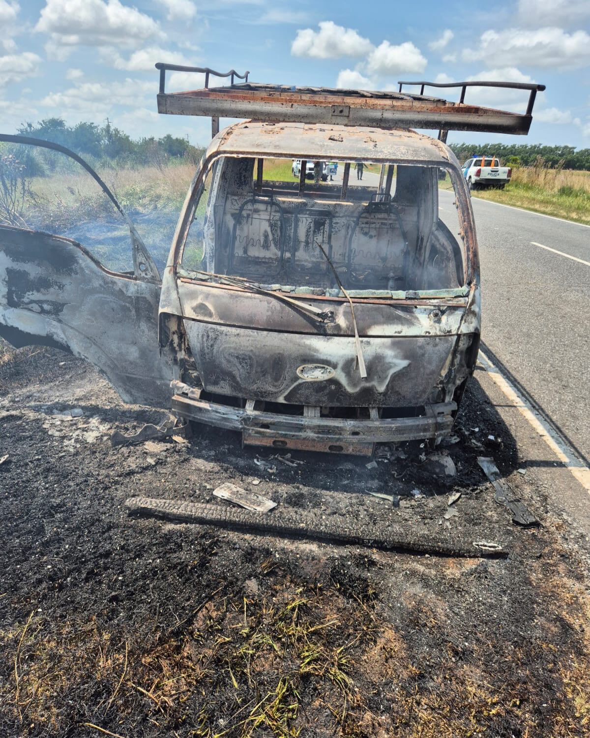 Auto queda totalmente quemado en ruta 74