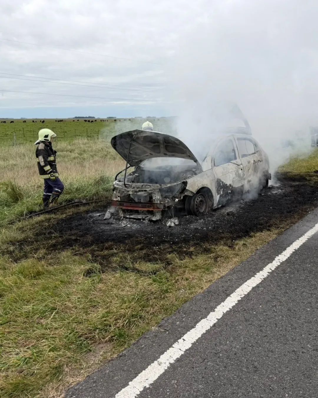 Doble salida de bomberos en Madariaga: incendio vehicular en ruta 74 y fuego en el Aeroclub