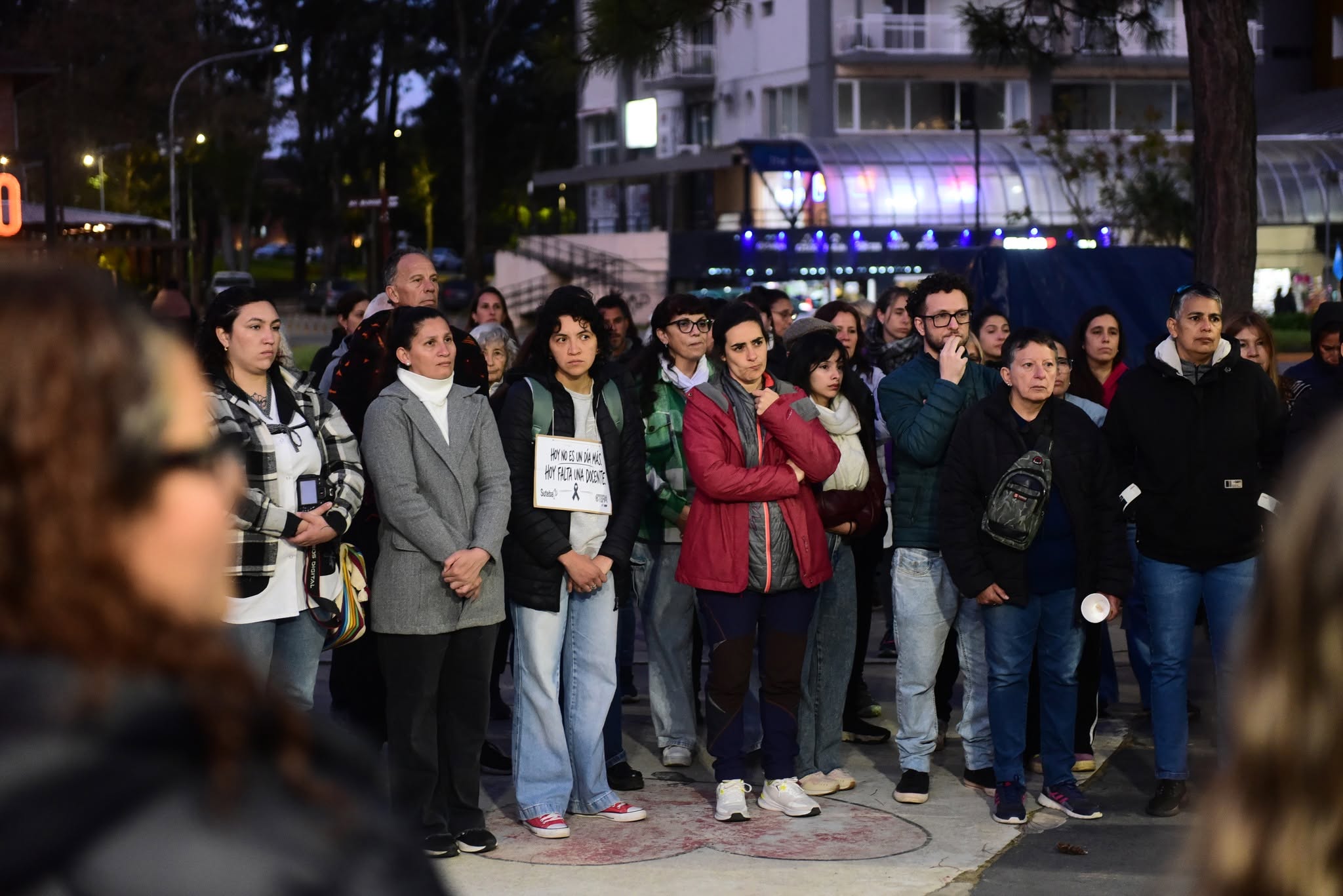 El crimen de la maestra rural y el silencio de las velas