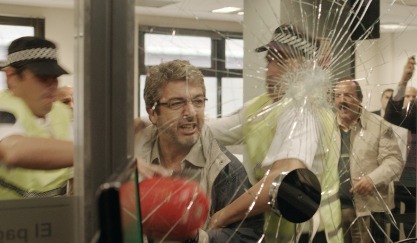 Relatos Salvajes: Con un palo de golf, destroz&oacute; tres camionetas en una concesionaria