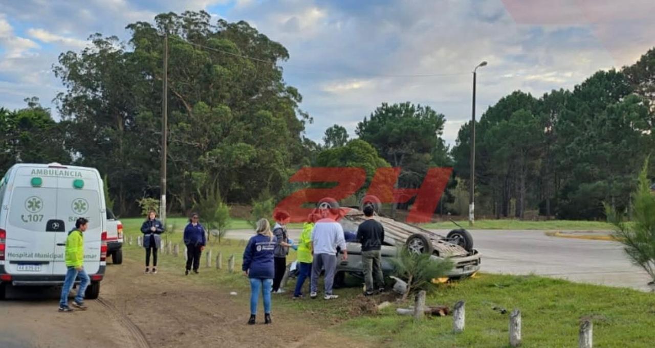 Una mujer volc&oacute; su auto frente a la terminal de Bunge y fue trasladada con lesiones leves
