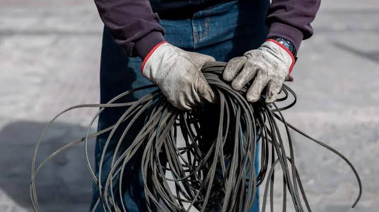 Robo de 300 metros de cable en calle G&uuml;iraldes: varios vecinos sufrieron corte de luz